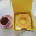 可愛らしいハート形のフォルムが目を引く、八天堂の口どけの良いバームクーヘンを、いただきました。バームクーヘンは、まるで木の年輪のような見た目から「年を重ねる」「長寿」「繁栄」といった意味合&hellip;のInstagram画像