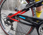 『ピカッと反射ラベル』をモニターさせていただきました😊✨自転車🚲で移動することも多い息子👦夜道は大通りも心配だけど、裏道も心配すぎるー💦習い事の帰りは真っ暗な時間💦🌸この反射ラベルは水に強&hellip;のInstagram画像