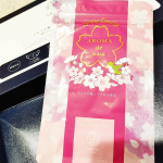 WELLBEST様の⁡「アロマdeマスク」桜の香りを試す機会を頂きました🌸⁡⁡シールをマスクの外側に貼ることで⁡ローズ系の華やかなアロマの香りを楽しめます🌹⁡⁡⁡マスクって匂いが気にな&hellip;のInstagram画像