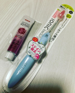 これで磨くと歯がツルツル✨歯磨き粉はジェルタイプでしかも発泡剤や研磨剤も入ってないので、歯にも歯茎にも優しい🦷 😭美味しい味がして、とっても磨きやすいです😄お口の中もスッキリ👍&hellip;のInstagram画像