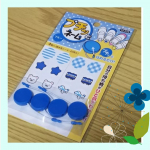 【プチっとネーム】を今回お試しさせていただきました！使い方は簡単！好きなマークや名前を書いた白シールをペタッと丸の中に貼ってカチッとゴムをはめるだけ！！靴にどーんと名前を書くのは嫌&hellip;のInstagram画像