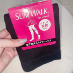 オフィスワークで足が浮腫みやすいのでスリムウォークの着圧ソックスをためしました🧦いつもより全然違くてびっくり。自分でも購入します😭#スリムウォーク #SLIMWALK #着圧細&hellip;のInstagram画像