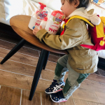 If my son puts on new shoes, no one can stop him👟🥾👞He is crazy🤣🤣🤣Cool design⭐️🌟⭐️@asics_kids_j&hellip;のInstagram画像