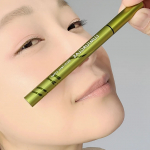 *春メイクにぴったりなカラーで透明感のある目元を演出しつつ、繊細なトーンのゴールド系カーキ。・・LUMIURGLAS（@lumiurglas）Skill-less Line&hellip;のInstagram画像