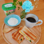 🌿朝ごパン🌿豆乳のヨーグルト『豆乳グルト』で朝ごはんスタートしました！機能性表示食品で、コレステロール０、乳成分不使用、砂糖不使用、大豆イソフラボンなど、女子の大好きなことだらけのヨー&hellip;のInstagram画像