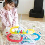 トイザらスで発売中の知育おもちゃで遊んだよ♪スイッチいれたらペンギン達がパレードみたいに階段上って滑り台から降りてくるよ✨楽しいメロディーが流れてずっと見てられるおもち&hellip;のInstagram画像