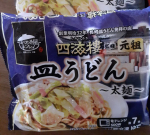 。昨日のお昼はキンレイの冷凍食品四海楼皿うどんを食べました🍜。外袋から取り出し凍ったままの商品を具材がのっている方を上にしてお皿の上にそして電子レンジで500Wで約&hellip;のInstagram画像