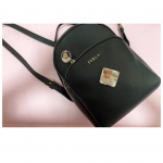 ♡バッチはいつも使ってるバッグにつけてみた🍓四角のバッチと気分で付け替えようかな🌸旦那のバッグにこっそりつけようと思ったらつけれる部分がなく断念🤫💭笑2枚目は、届いたと&hellip;のInstagram画像