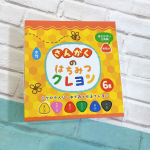 ❇︎さんかくのはちみつクレヨン🐝持ちやすい、ちょっと太めの三角軸のクレヨンです🖍ミツロウを使用していて、ソフトでなめらかな描き味が特徴！水で落とせるみたい✨&larr;ふすまや布、畳等落ちないものも&hellip;のInstagram画像
