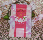 マスク生活の中で1番のお気に入りが、アロマdeマスク💖だって香りがとても良いの😊そのマスクに貼るだけでマスク生活を快適にするアロマdeマスクから、桜の季節にぴったりな桜柄シールの限定デ&hellip;のInstagram画像