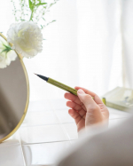 □@lumiurglas3月に発売されたばかりのルミアグラス スキルレスライナー新色　「ヘーゼルカーキ」ブラウンとカーキが重なり合った、繊細なトーンのヘーゼルカラー。絶妙なカラ&hellip;のInstagram画像