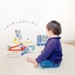 【1歳も集中するペンギンパレード】⁡ペンギンさん、2回目の登場です🐧⁡@mai_mama_trip ◀︎過去の投稿はこちらから＊⁡⁡わが家でロングヒットしてる⁡⁡&hellip;のInstagram画像