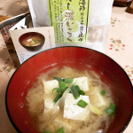 だし濃いこく高級料亭の味をご家庭で味わえる混合削りぶしを使ってお味噌汁。かつお、そうだ、さば、こぶと全て国内製造の原材料を使用されてます。一袋に三角パック6gが10袋入っています。私は破っ&hellip;のInstagram画像