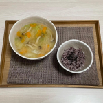 _野菜たっぷり味噌スープ🥕.豊の天然だしとこうじ味噌で普段よりも味が決まりました◎.はじめてだしパックからおだしを取ったけれど、水から入れて沸騰後3分くらい煮出せば良いので&hellip;のInstagram画像