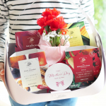 野菜をMOTTO 母の日ギフトセットをお試しさせていただきました。かわいいバスケットに入ったスープ4種類とカーネーション、メッセージカードが、野菜がMOTTOのロゴが入ったピンク色のボックスに入っ&hellip;のInstagram画像
