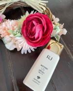 薬用RJ UVプラス⁣一年中日焼け止めは必須ですがこちらは自然さが良いのです。⁣⁣⁣特にこれから紫外線が気になる季節ですね⁣シミに悩み敏感肌でもあるのですがこちらは&hellip;のInstagram画像