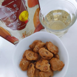 「絶品キャラメルアーモンドおかき」..濃厚キャラメル&times;カリフォルニア産アーモンド&times;もち吉自慢のおかきの、スイーツなおかきです。.キャラメルソースは、厳選されたキャラメルパウダーに蜂&hellip;のInstagram画像