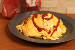 u0040tablemark_jp 様のおいしいトマトケチャップを使ってオムライス🍴このケチャップは、りんご酢を使用していてトマトの甘味や風味を活かしたマイルドな味わい❣️トマトの酸味が苦手&hellip;のInstagram画像
