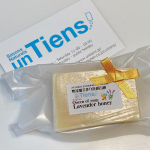 アンティアンの人気No.1無添加手作り石鹸「ラベンダーハニー」を使ってみました𖤐&acute;-40g 1200円(+税)まず真空パックで届いてびっくり😳合成界面活性剤、防腐剤、発泡剤、人工香&hellip;のInstagram画像