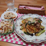 .#パスタランチ🍴 #豚肉と小松菜と茄子のパスタ🍴 #自家製サラダチキン のサラダ🍴 くるみとレーズンの #自家製パン有り合わせで適当に作った #ワンパンパスタ 🍝パスタは別茹でするこ&hellip;のInstagram画像