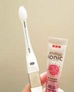 イオン歯ブラシとヒアルロン酸配合ハミガキジェルを使い始めて約1ヶ月間。いつも通りの歯みがきをするだけでケアできるのは面倒くさがりな私向き。歯ブラシだけじゃなく、歯みがきジェルが発泡剤が&hellip;のInstagram画像