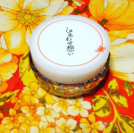 ウツクシアのしあわせ想い、容器がめっちゃかわいい&hellip;と思ってたら金箔入ってるー！最高なやつじゃん！金箔コスメ好きだからめっちゃ嬉しい！しかもCICA成分も入っているから、肌が敏感な時でも使えるのが嬉しい&hellip;のInstagram画像