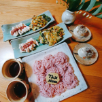 🌹おうちごはん🌹昨日は娘ちゃんが、ごはん作ってくれました✿❁梅うどん　お花風❁酒蒸し鶏　梅肉ソース❁揚げないかき揚げ❁冷奴　じゃこ、明太辣油かき揚げは小麦粉使わず、&hellip;のInstagram画像