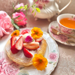 《ホットケーキ🥞》息子が産まれてから頂く機会が増えたホットケーキミックス🌸息子のホットケーキを作るついでに大人用も作りました💕.トッピングにはいちごと　家で育てているエディ&hellip;のInstagram画像