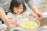 .GWにパパとお料理🍜...なべやき屋キンレイさん「豚骨魚介つけ麺」の調理体験モニターをさせて頂きました✨..小麦全粒粉をブレンドした100u0025小麦の太麺と濃厚な豚骨と魚粉、&hellip;のInstagram画像