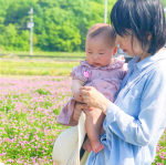 田舎暮らしの伸び伸び子育て🥰　　田舎のいい所は　近くに自然が溢れててわざわざ行かなくてもすぐ側にれんげやタンポポがいっぱいなのです♡ 　れんげ畑で走り回った後&hellip;のInstagram画像