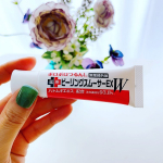 今日は薬用ピーリングジェル15グラムを使ってみましたこちらはコスメジタンで買うと特別価格の税込が3080円で購入できます❣️普段は3600円税抜きなのでとてもお得ですね👍眉間の所と手のところにずっ&hellip;のInstagram画像