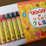銀鳥産業さんの「さんかくのはちみつクレヨン」をお試ししました❗クレヨンには珍しい三角軸で鉛筆持ちが出来、太め軸なので子供もとっても持ちやすいんです。(他社さんですが、手持ちクレヨンとの比較もさせ&hellip;のInstagram画像