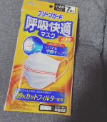 呼吸快適マスクを使ってみました。くちもとPEワイヤーが入っているからくちもとの空間がキープされて呼吸がしやすいみたいです。マスクって長時間してると呼吸が苦しいなってすごく感じるのですがこちらだとそ&hellip;のInstagram画像