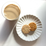 ⁡ ⁡⁡⁡優雅な昼下がり。⁡スヌーピーのクッキーは頂き物、ガレットは父のお手製👨&zwj;🍳⁡雪印メグミルクさんのキャンペーンで頂いた牛乳と希釈タイプのコーヒーを混ぜて、コーヒー牛乳の&hellip;のInstagram画像