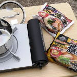 「お水がいらない 博多豚骨ラーメン」「お水がいらない ラーメン横綱」を家の外で食べてみました！お鍋にインするだけなので超お手軽でした。水の量って計るの面倒くさくていつも適度なので薄目になる&hellip;のInstagram画像