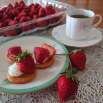 .#幸せ #いちごティータイム 🍓#実家の父が作る苺ちゃんと赤くなってから収穫してるので、ホントに甘くて美味しい❤️家中、甘～い香りが漂ってます💕#おうちカフェ #おう&hellip;のInstagram画像