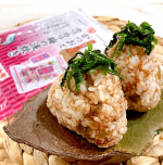 ・マルトモさんの梅しば使用のしっとりタイプふりかけ💓🕊ご飯と混ぜておにぎりに!カリカリ食感がなんとも美味しい!上に乗せた紫蘇とも相性が良く、これからの暑い日でもパクパクご飯が進んじゃい&hellip;のInstagram画像