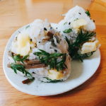 🍙もちもちおにぎり🍙ぷちぷち食感で、食物繊維が玄米の４倍もある『もち麦』混ぜて🍙作りました！冷蔵庫の残り物で簡単に作れる🍙は、ランチに最適ですね！今回の具材は✳ゴーダチーズ&hellip;のInstagram画像