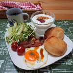 .我が家の休日定番 おうちモーニングはパンに卵(目玉焼き、茹で卵など)、ウインナー(またはベーコン)、サラダ、ヨーグルト、コーヒー といった感じですが...その目玉焼きに、今朝は カレー&hellip;のInstagram画像