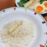 やる気のあった昨日の晩ごはん。シーズン到来❗️#ホワイトアスパラガス 早速茹で汁も使えるリゾットと、サラダでいただきました😊サラダの卵は温玉予定だったけど、不安から追加熱したら、半熟に😅💦&hellip;のInstagram画像