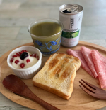 コレステロールが気になる私と、昼食の野菜不足が気になる夫、朝食に緑でサラナを飲んでいます🙋&zwj;♀️コレステロールを下げる野菜の力(SMCS)を含んだ日本で唯一※の特定保健用食品😉緑でサラナ🥦🥬&hellip;のInstagram画像