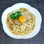 キンレイさんの「麺屋はなび元祖台湾まぜそば」モニター当選しました✨さっそく休日のお昼に家族と食べてみました♬レンジで温めてから、ニラと卵を追加してみました😀お店のような本格的な辛さで美&hellip;のInstagram画像