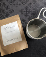 ＊オーツミルクをお試ししました。粉状の物を溶かすタイプ今回はすごく真面目にきちんと説明書通りに作りました。(いつもは結構いい加減)このマグカップ　便利だわ。他にも使えそう。&hellip;のInstagram画像
