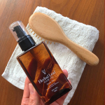 家族で愛用しているハーバルリーフオーガニックヘアオイル3歳の娘は髪の毛が細くからみやすい....旦那はくせ毛が気になる....私は髪の毛の傷みが気になる....家族それぞれの髪&hellip;のInstagram画像