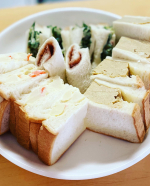 懸賞でポテトサラダに当選したのでサンドイッチの朝ごはん🥪じゃがいもの甘みが感じられるポテトサラダなので辛子マヨをたっぷり塗ってもいい感じ🥔#カネ吉オンライン #カネ吉 #ヤマザキ #北海道男爵のポテト&hellip;のInstagram画像