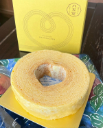 ハートのイラストの箱を開けると可愛いいハート形のバームクーヘンさりげなくハートシェイプなんです こちらはくりーむパンで有名な八天堂さんのバームクーヘンやっぱり卵が良いからか&hellip;のInstagram画像