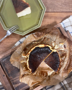 🧀🧀🧀🧀いただきもの。なんでもない日にケーキを食べることほど特別なことはないと思った𖠚՜#バスクチーズケーキ #バスクチーズケーキ専門店 #むすび #むすびカフェ #musub&hellip;のInstagram画像