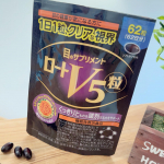 ・・ロート製薬ロートV5粒目のサプリメント！変わらず続けて飲んでます。1日何度かいれてた目薬が減った気がする&hellip;仕事をするのに字がぼやけてくるというのはよ&hellip;のInstagram画像