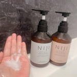 使い続けているNIJIRHYTHMICシャンプー＆トリートメントです。サロンに来たかのような上質な香りもお気に入りです。指通りが良くてなめらかな感触です。頭皮と髪に優しい成分が&hellip;のInstagram画像