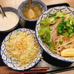 お昼ごはん。#ローイコン で#タイ料理 🇹🇭10番#バミー （卵麺）でいただきました。サラダとスープとタピオカミルク付き。一時期バミーないんです。の事があったのですが、無事復活。10番&hellip;のInstagram画像